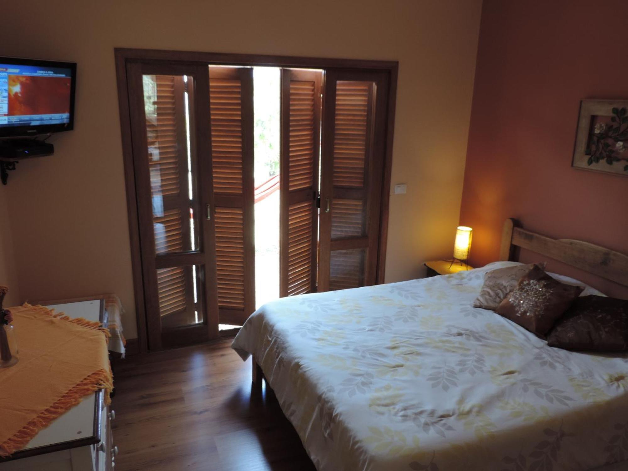Entrevistas Chales E Suites Sao Bento do Sapucai Exterior photo